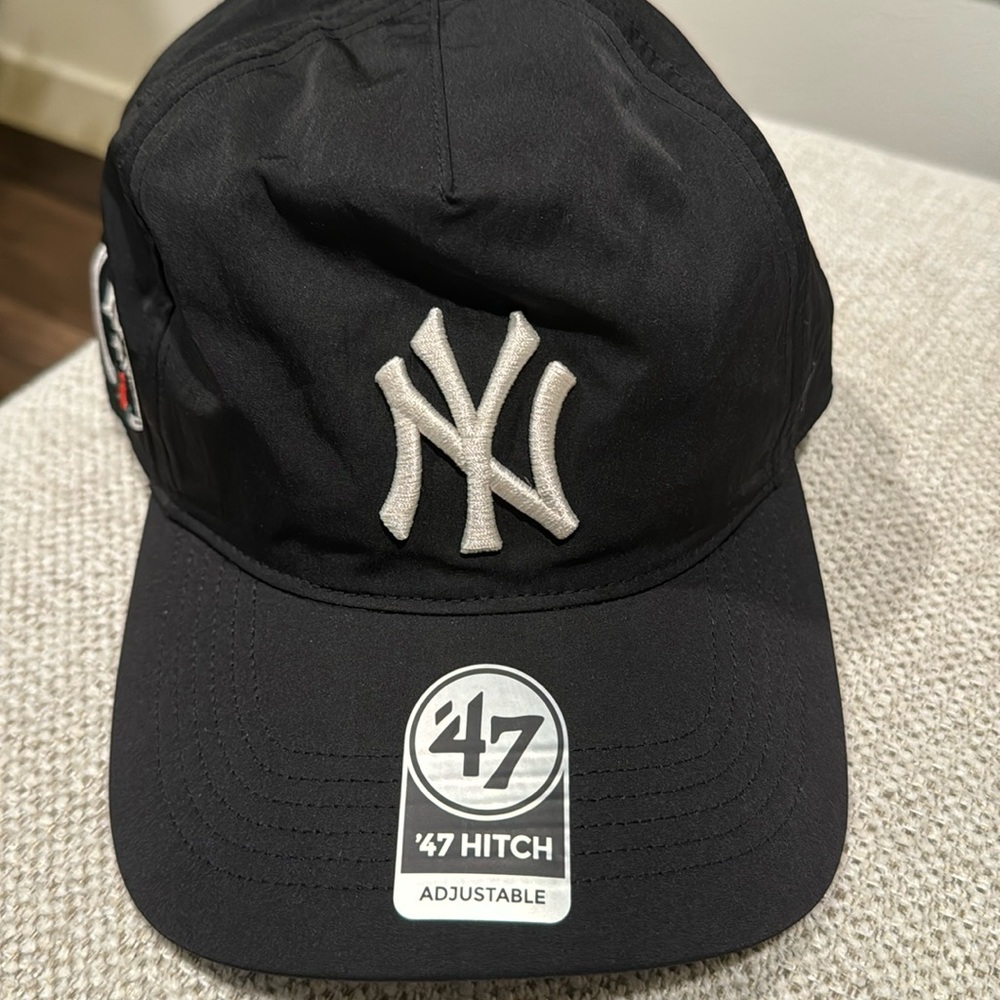 Kith x 47 Yankees SnapBack Hat

NWT never worn.